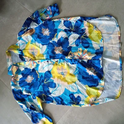 chemise ou blouse  mi longue ample et fluide motif fleurie neuve new collection